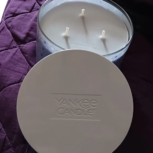 Yankee Candle White and Blue Scented Candle - discontinued - Picture 3 of 4